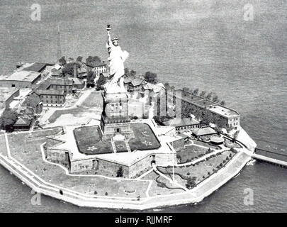 Ein Foto von der Freiheitsstatue in New York, von dem französischen Bildhauer Frédéric Auguste Bartholdi von Gustave Eiffel entworfen und gebaut. Die Statue wurde in Amerika am 28. Oktober 1886 eingeweiht. Vom 19. Jahrhundert Stockfoto