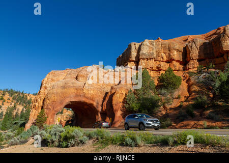 Auto einer Der Red Canyon Arches auf Utah State Route 12 in die Dixie National Forest in Utah, USA. Stockfoto