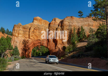 Auto einer Der Red Canyon Arches auf Utah State Route 12 in die Dixie National Forest in Utah, USA. Stockfoto