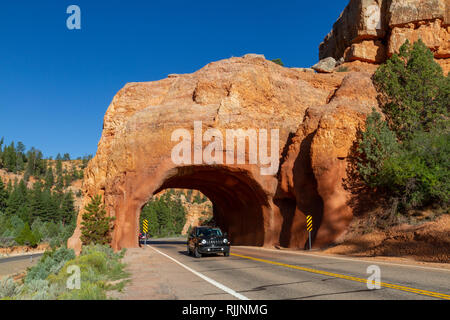 Auto einer Der Red Canyon Arches auf Utah State Route 12 in die Dixie National Forest in Utah, USA. Stockfoto