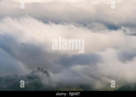 Berühmte Gergeti Trinity Church in der Nähe von Stepantsminda in den Wolken, Georgien, Kaukasus. Stockfoto