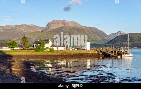 Blick auf den höchsten Berg Schottlands, dem Ben Nevis von Corpach in der Nähe von Fort William Highland Schottland Großbritannien mit Leuchtturm und der Eintritt in das Caledonian Canal Stockfoto