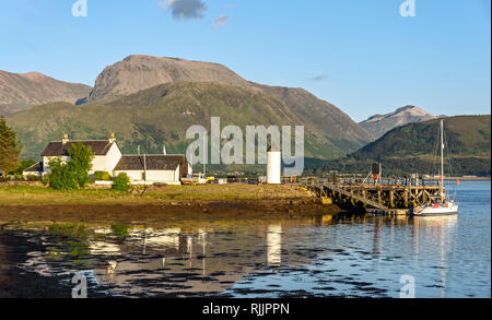 Blick auf den höchsten Berg Schottlands, dem Ben Nevis von Corpach in der Nähe von Fort William Highland Schottland Großbritannien mit Leuchtturm und der Eintritt in das Caledonian Canal Stockfoto