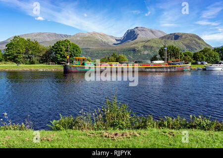 Blick auf den höchsten Berg Schottlands, dem Ben Nevis von Spean Bridge in der Nähe von Fort William Highland Schottland Großbritannien mit Kreuzfahrt Schiff Fingal von Caledonia günstig Stockfoto