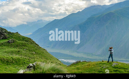 Mann schaut durch sein Fernglas im Großkaukasus, Georgien. Stockfoto