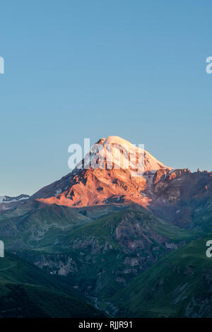 Mount Kazbek, einer der höchsten Berge des Kaukasus (5047 m), in der Nähe von Stepantsminda, Georgia. Stockfoto