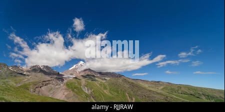 Mount Kazbek, einer der höchsten Berge des Kaukasus (5047 m), in der Nähe von Stepantsminda, Georgia. Stockfoto