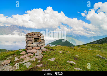 Georgisch-orthodoxe Wahrzeichen in der Nähe der Gergeti Trinity Church, Stepantsminda, Georgien, Eurasien. Stockfoto