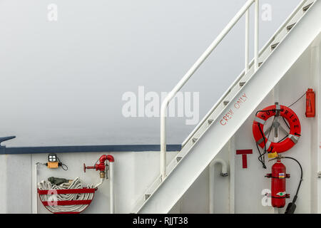 Detail Bild der Shelter Island Fähre an einem nebligen Tag im Februar Stockfoto