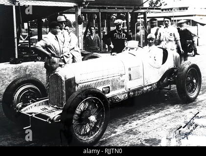 Ein Foto von Tazio Nuvolari in einem Alfa Romeo. Tazio Nuvolari (1892-1953) ein italienischer Rennfahrer. Vom 20. Jahrhundert Stockfoto