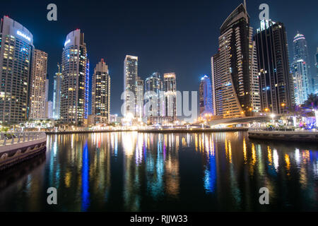 Dubai, VAE - April 2013: Die skyscrappers rund um den Jachthafen in der Nacht. Stockfoto