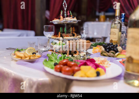 Buffet der Rezeption mit Burgern, kalte Snacks, Fleisch und Salaten. Stockfoto