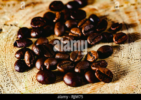 Detail von gerösteten Kaffeebohnen, in Kolumbien produziert. Stockfoto