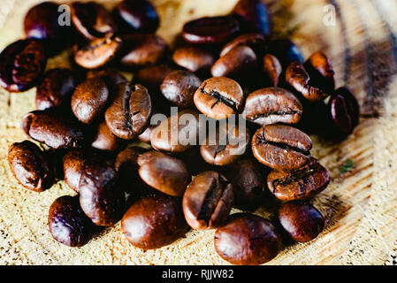 Detail von gerösteten Kaffeebohnen, in Kolumbien produziert. Stockfoto