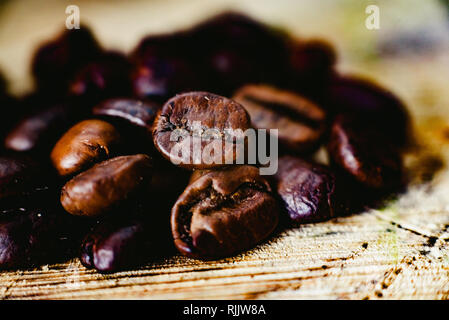 Detail von gerösteten Kaffeebohnen, in Kolumbien produziert. Stockfoto