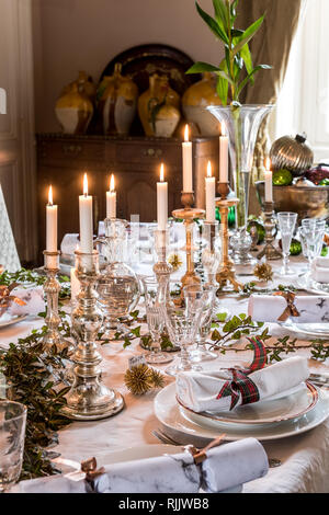 Quecksilber Kerzenständer auf dem Tisch für das Weihnachtsessen eingestellt Stockfoto