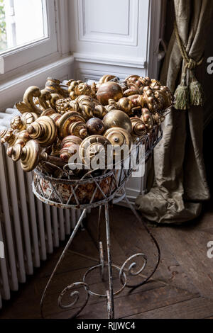 Jardiniere aus vergoldetem Kreuzblumen Stockfoto