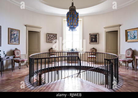 Kreisförmige galleried Landung mit einer Sammlung von bunten 19. und 20. Jahrhunderts Gemälde hing Stockfoto