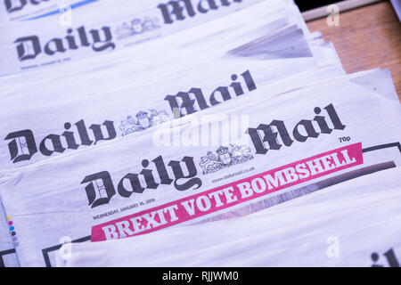 Britische Presse: Die vordere Seite Impressum und Schlagzeilen der Daily Mail drucken tabloid nationale Zeitung. Stockfoto