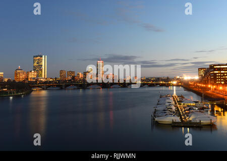 Boston Back Bay Skyline John Hancock Tower und Prudential Center in der Dämmerung, aus Cambridge, Boston, Massachusetts, USA gesehen. Stockfoto