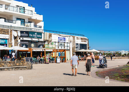 COSTA TEGUISE, LANZAROTE - 26. Dezember 2018. Cafés und Geschäfte in Las Cucharas Strand, Lanzarote, Kanarische Inseln, selektiven Fokus Stockfoto