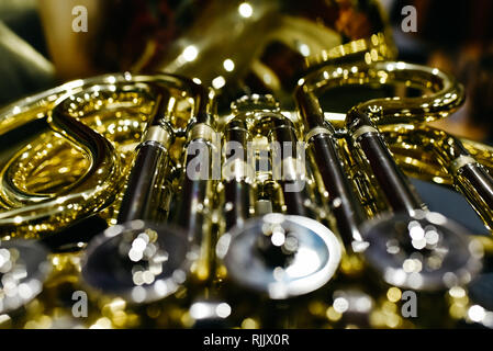 In der Nähe der Schlüssel und Ventile eines Horn Stockfoto