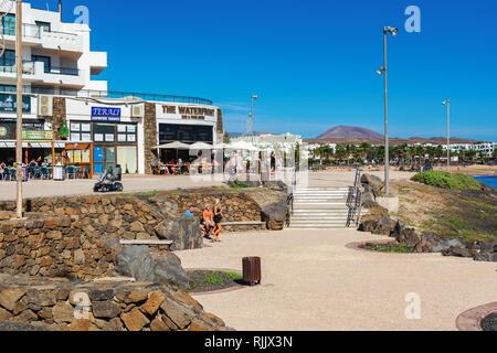 COSTA TEGUISE, LANZAROTE - 26. Dezember 2018. Cafés und Geschäfte in Las Cucharas Strand, Lanzarote, Kanarische Inseln, selektiven Fokus Stockfoto