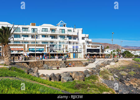 COSTA TEGUISE, LANZAROTE - 26. Dezember 2018. Cafés und Geschäfte in Las Cucharas Strand, Lanzarote, Kanarische Inseln, selektiven Fokus Stockfoto