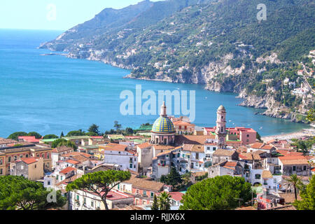 Landschaft von Vietri sul Mare, schöne Stadt an der Küste von Amalfi, Kampanien, Italien Stockfoto