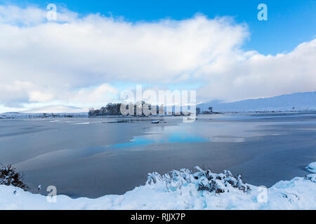 Kalte Winter Nachmittag mit teilweise gefrorenen See und Schnee am Loch Ba, Rannoch Moor, Argyll und Bute, Schottland im Januar Stockfoto