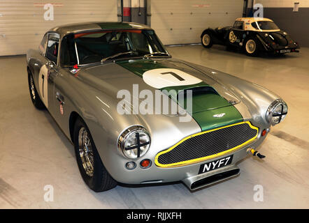 Drei Viertel Vorderansicht eines Silber, 1961 Aston Martin DB 4, im Nationalen Grube Garage, bei der Silverstone Classic 2017 Stockfoto