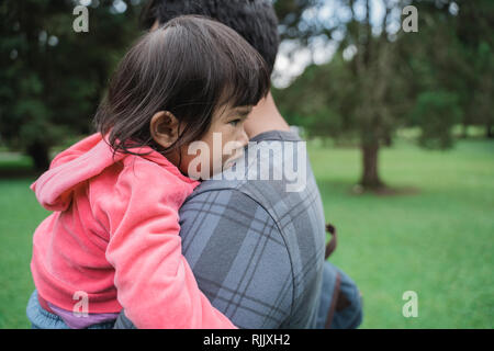 Verärgert kid von Papa durchgeführt Stockfoto