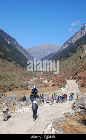 Eine Menschenmenge sammelt in der Nähe ein Hubschrauber in der tamur Tal der östlichen Nepal als Trekker pass auf eine neue Straße Stockfoto