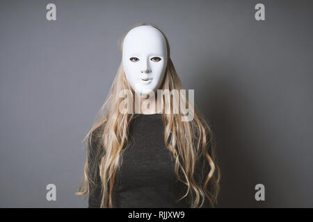 Geheimnisvolle Frau verstecken Gesicht und Identität hinter der Maske Stockfoto