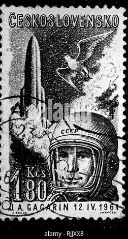 Juri Gagarin (1934-68). Der russische Kosmonaut und erste Person im Raum zu reisen. Tschechische Briefmarke zum Gedenken an seine Flucht in "Wostok", 12. April 1961 Stockfoto