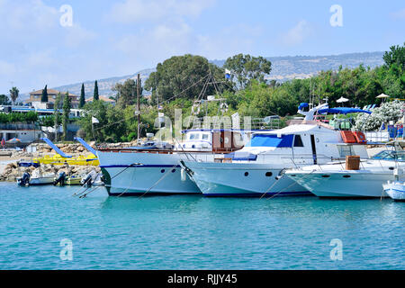 Sportboote und Yachten im Hafen in Erwartung der Touristen günstig auf dem Hintergrund der hügeligen Landschaft der Insel. Stockfoto