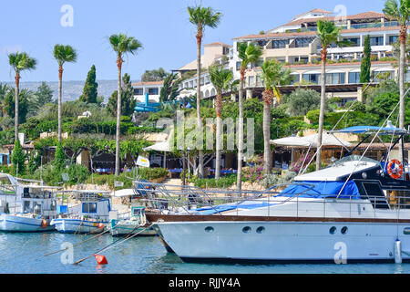 Sportboote und Yachten im Hafen in Erwartung der Touristen günstig auf dem Hintergrund der Hotels und der hügeligen Landschaft der Insel. Stockfoto