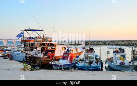 Boote und Yachten in der Bucht zu den Erwartungen der Touristen. Stockfoto