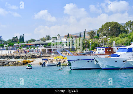 Sportboote und Yachten im Hafen in Erwartung der Touristen günstig auf dem Hintergrund der Hotels und der hügeligen Landschaft der Insel. Stockfoto