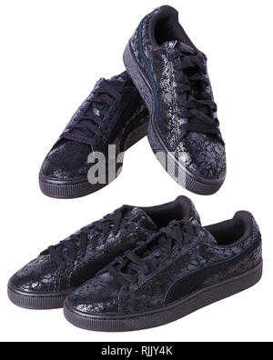 Schwarz Leder Frauen Laufschuhe auf weißem Hintergrund. Studio Leuchten Stockfoto