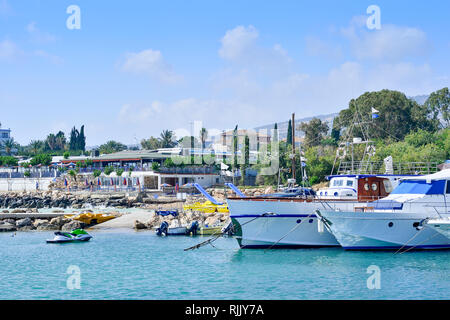 Sportboote und Yachten im Hafen in Erwartung der Touristen günstig auf dem Hintergrund der Hotels und der hügeligen Landschaft der Insel. Stockfoto