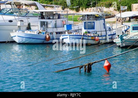 Boote und Yachten in der Bucht zu den Erwartungen der Touristen. Stockfoto