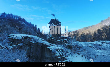 Luftbild von Winter Forest und seltsame Felsformation in Bulgarien Stockfoto