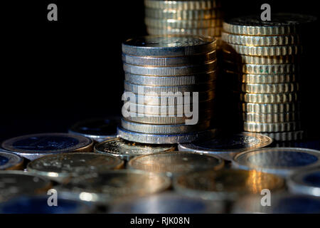 Eine Menge von Euro-Münzen und Cents auf schwarzen Hintergrund. Stockfoto