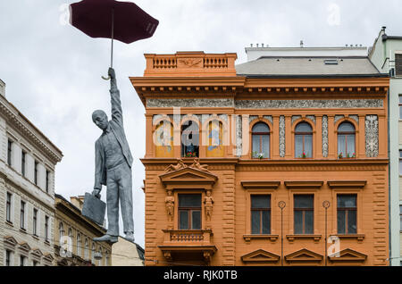 Leichte Unsicherheit von Michal Trpak, Regenschirm hängenden Mann, Kunst Installation in Prag, Tschechische Republik Stockfoto