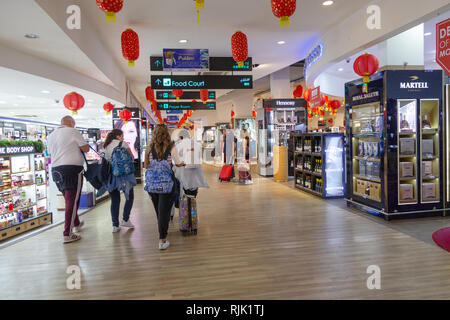 Velana International Airport, männlich die Malediven Asien - Fahrgäste in der Abflughalle und Duty free Shops Stockfoto