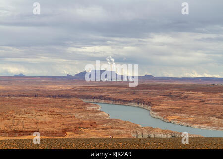 Die Salt River Project-Navajo generieren Statio gesehen ab Wahweap übersehen, in der Nähe von Page, Arizona, United States. Stockfoto