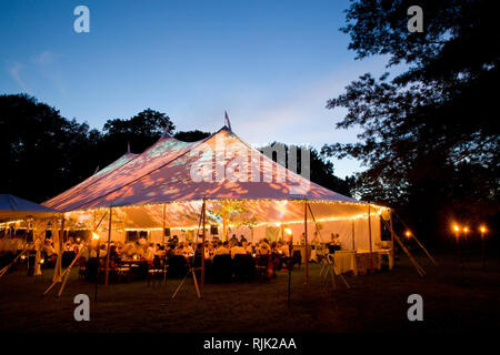 Hochzeit Zelt bei Nacht - Special Event Zelt von innen beleuchtet mit dunkelblauen Nacht Himmel und Bäume Stockfoto