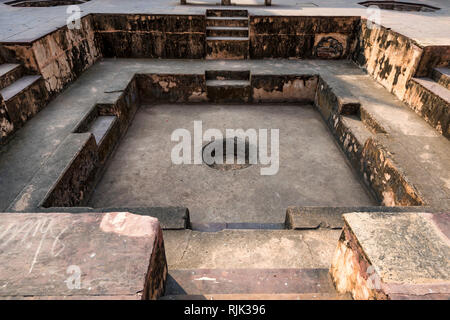 Anzeigen ofempty alten Schwimmbad Jahangir Mahal in Orchha Fort Komplex Stockfoto