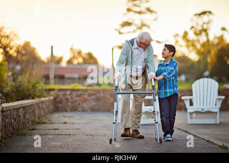 Lächelnde junge Verklebung mit seinem Großvater. Stockfoto
